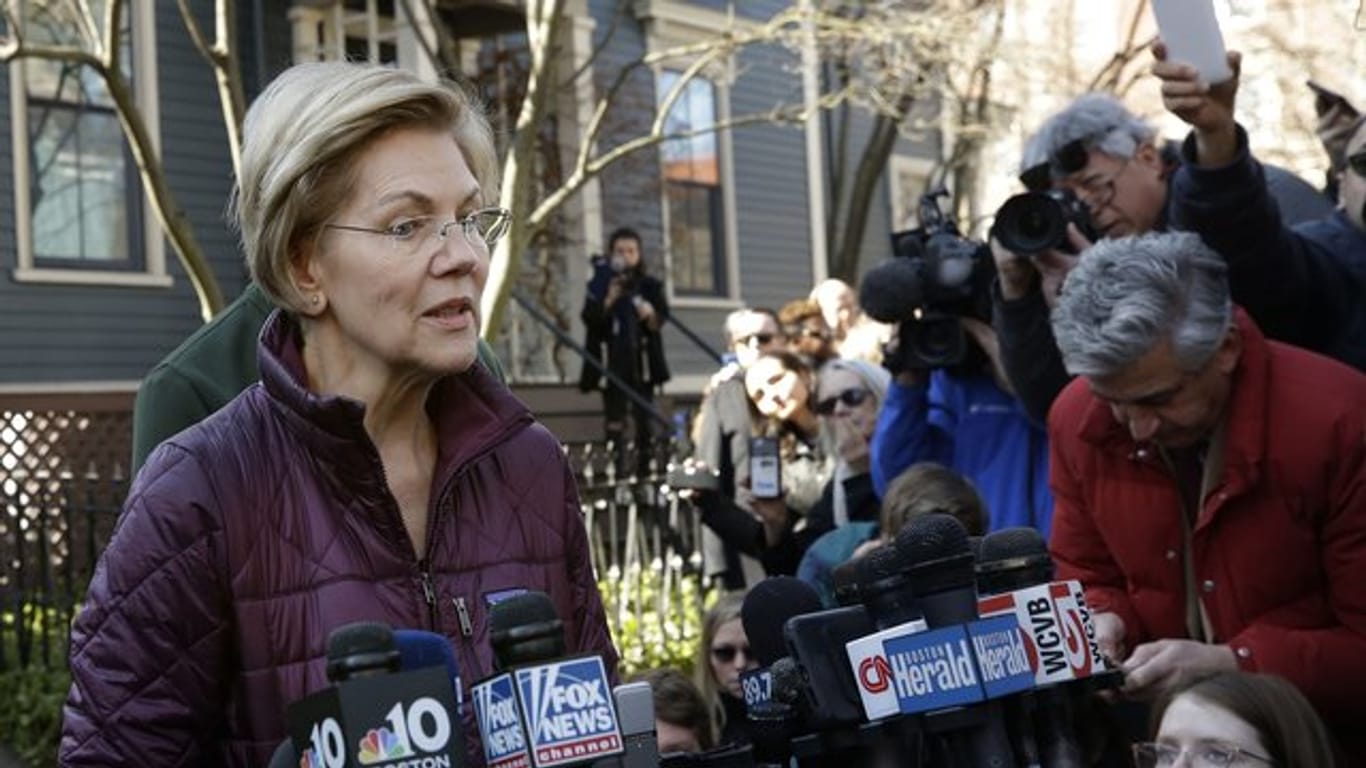 Senatorin Elizabeth Warren äußert sich vor ihrem Haus in Cambridge gegenüber Pressevertretern.