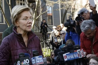 Senatorin Elizabeth Warren äußert sich vor ihrem Haus in Cambridge gegenüber Pressevertretern.