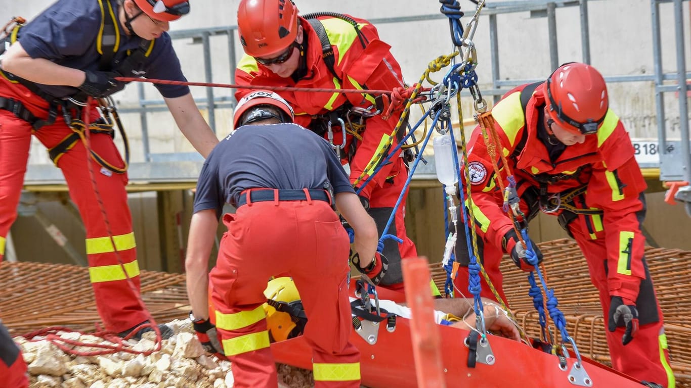 Höhenretter bei der Arbeit (Symbolbild): In Düsseldorf musste ein Kranführer von der Feuerwehr gerettet werden.