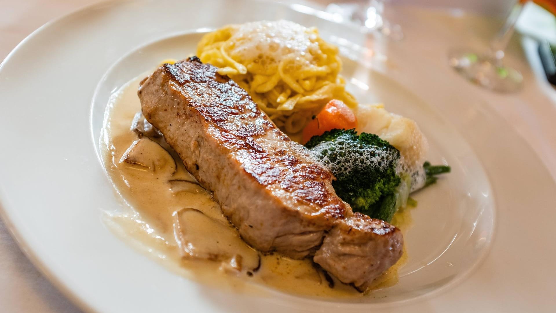 Ein gebratenes Kalbsrückensteak mit Steinpilzrahmsoße Gemüse und Spätzle: Von rustikaler über italienische bis zu japanischer Küche hat Wolfsburg einiges zu bieten.