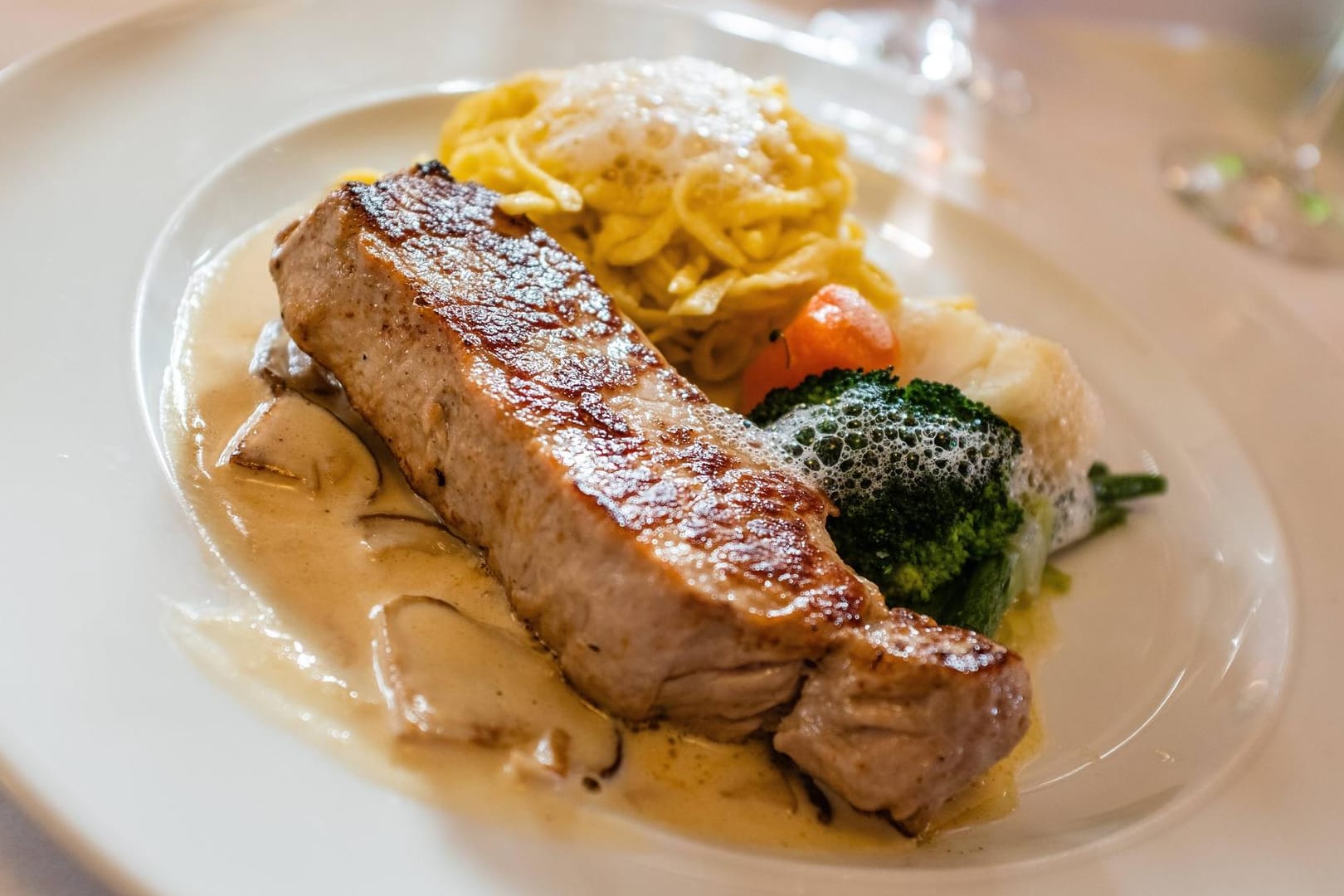 Ein gebratenes Kalbsrückensteak mit Steinpilzrahmsoße Gemüse und Spätzle: Von rustikaler über italienische bis zu japanischer Küche hat Wolfsburg einiges zu bieten.