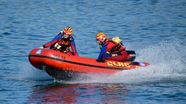 Seenotretter der DLRG fahren in einem Schnellboot über den Chiemsee. Seenotretter der DLRG fahren in einem Schnellboot über den Chiemsee.