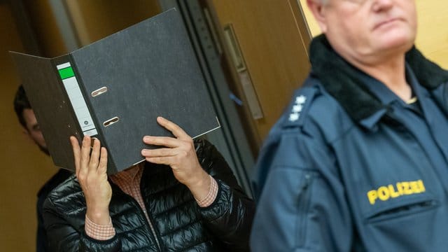 Ein wegen Missbrauchs von Kindern angeklagter Logopäde trifft zum Prozessbeginn im Sitzungssaal im Würzburger Landgericht ein. Ein wegen Missbrauchs von Kindern angeklagter Logopäde trifft zum Prozessbeginn im Sitzungssaal im Würzburger Landgericht ein.
