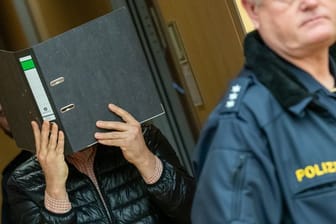 Ein wegen Missbrauchs von Kindern angeklagter Logopäde trifft zum Prozessbeginn im Sitzungssaal im Würzburger Landgericht ein.
