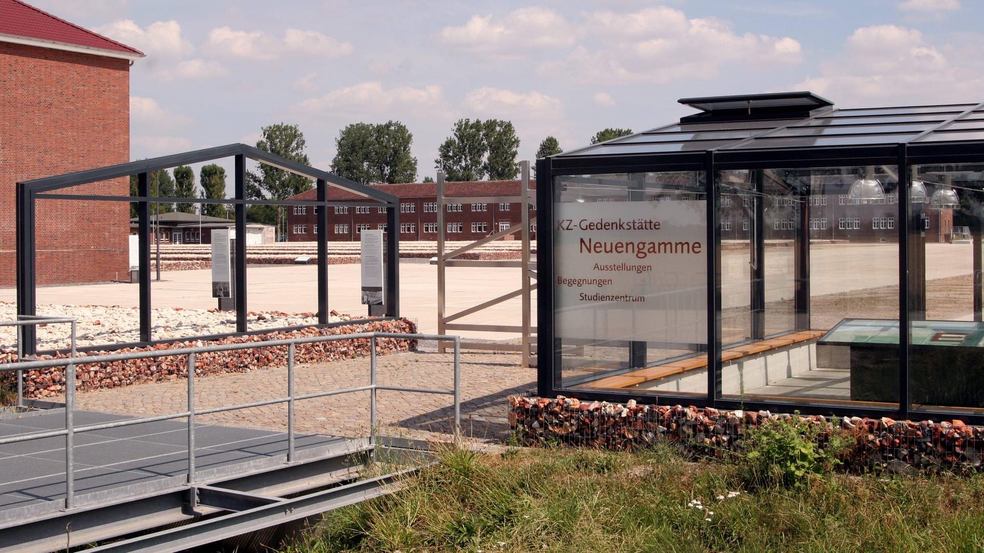 Aufnahme der KZ-Gedenkstätte Neuengamme bei Hamburg: Karl Friedrich B. kann gegen seine Ausweisung Rechtsmittel einlegen. Aufnahme der KZ-Gedenkstätte Neuengamme bei Hamburg: Karl Friedrich B. kann gegen seine Ausweisung Rechtsmittel einlegen.
