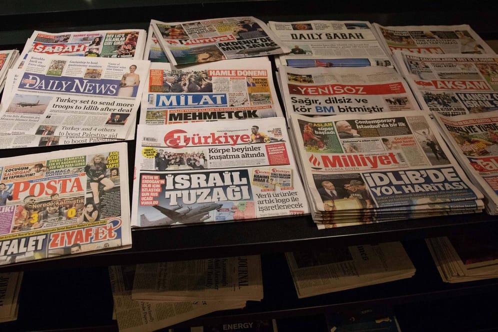 Türkische Zeitungen liegen auf einer Auslage (Symbolbild): Die Türkei steht regelmäßig wegen ihrer systematischen Einschränkung der Pressefreiheit in der Kritik.