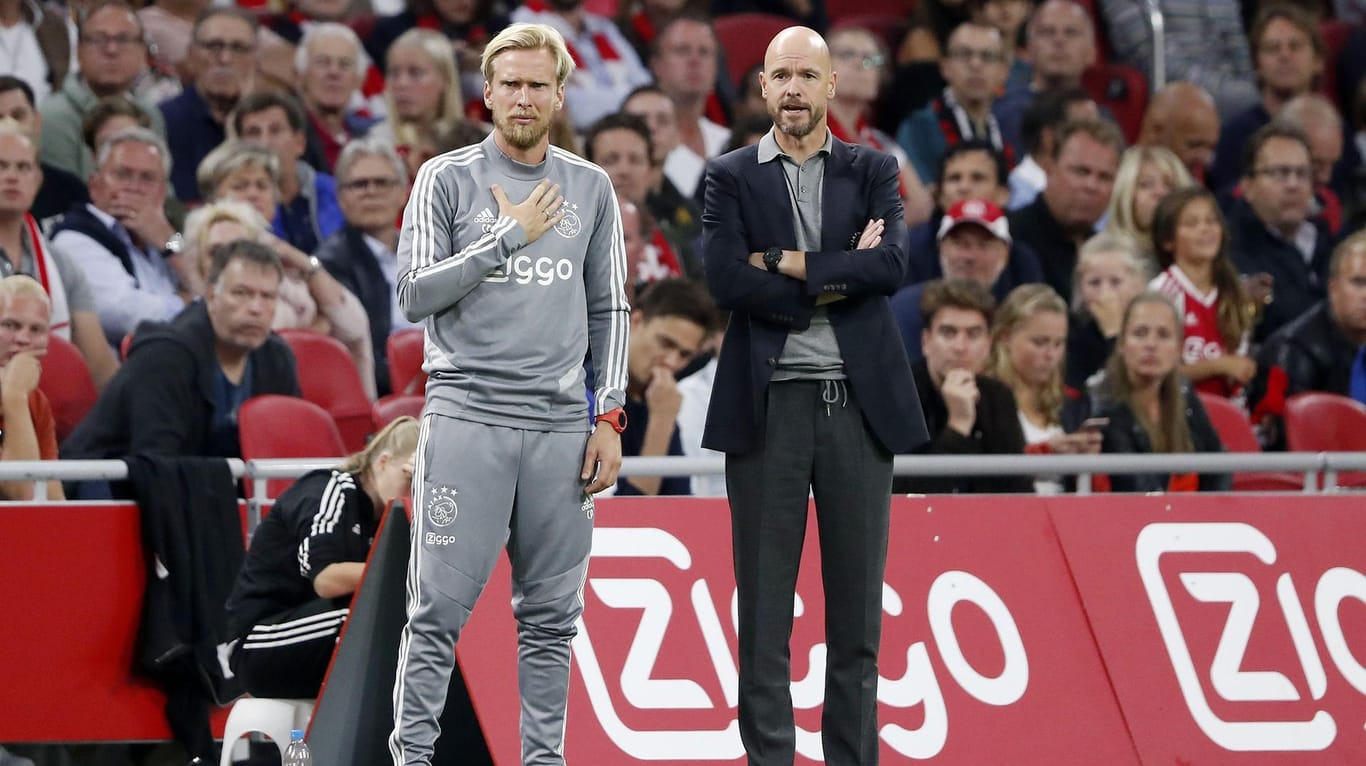 Coronavirus: Ajax-Cheftrainer Erik ten Hag (r.) muss vorerst ohne seinen Co Christian Poulsen auskommen.
