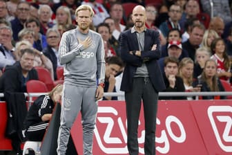 Coronavirus: Ajax-Cheftrainer Erik ten Hag (r.) muss vorerst ohne seinen Co Christian Poulsen auskommen.