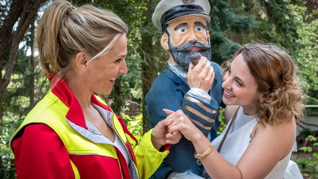 Doro (Julia Schäfle, r) überrascht Nora (Tanja Wedhorn) mit einem sperrigen Geschenk.