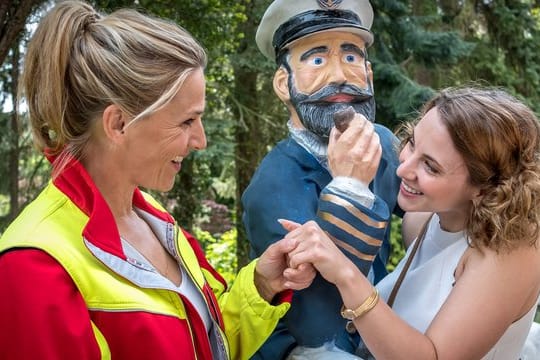 Doro (Julia Schäfle, r) überrascht Nora (Tanja Wedhorn) mit einem sperrigen Geschenk.