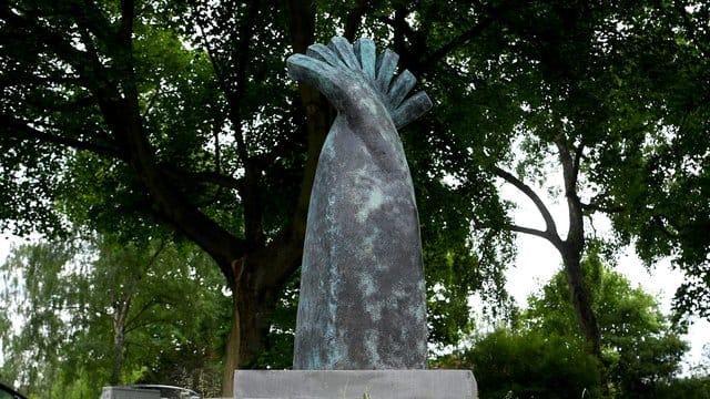 Denkmal für den ermordeten Burak B: Der junge Mann wurde auf einer Straße in Berlin-Neukölln erschossen. Denkmal für den ermordeten Burak B: Der junge Mann wurde auf einer Straße in Berlin-Neukölln erschossen.