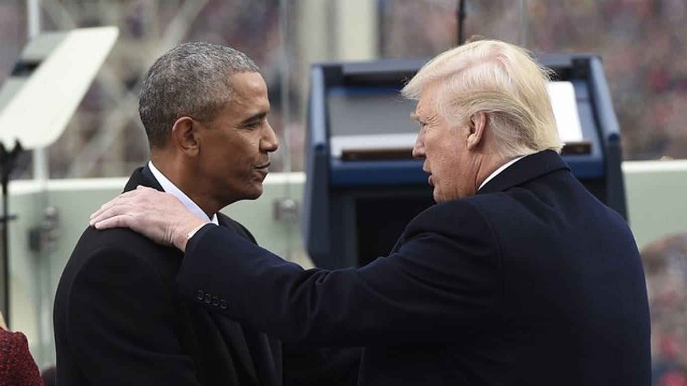 US-Präsident Trump und sein Amtsvorgänger Barack Obama begrüßen sich 2017 zu Trumps Amtseinführung im Kapitol.