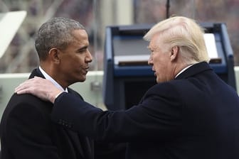 US-Präsident Trump und sein Amtsvorgänger Barack Obama begrüßen sich 2017 zu Trumps Amtseinführung im Kapitol.
