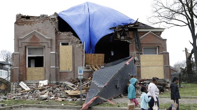 Passanten gehen an der stark beschädigten Hopewell Missionary Baptist Church in Nashville vorbei. Passanten gehen an der stark beschädigten Hopewell Missionary Baptist Church in Nashville vorbei.