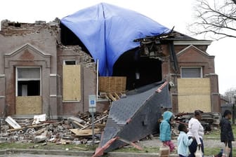 Passanten gehen an der stark beschädigten Hopewell Missionary Baptist Church in Nashville vorbei.