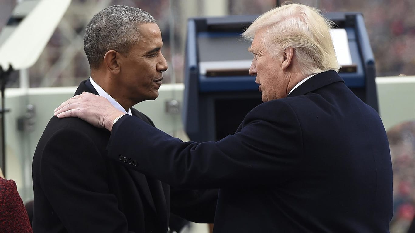 US-Präsident Donald Trump und sein Amtsvorgänger Barack Obama begrüßen sich zu Trumps Amtseinführung im Kapitol. Trump hat anschließend nach eigenen Angaben kein inhaltliches Gespräch mit Obama geführt.