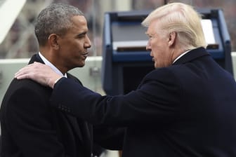 US-Präsident Donald Trump und sein Amtsvorgänger Barack Obama begrüßen sich zu Trumps Amtseinführung im Kapitol. Trump hat anschließend nach eigenen Angaben kein inhaltliches Gespräch mit Obama geführt.