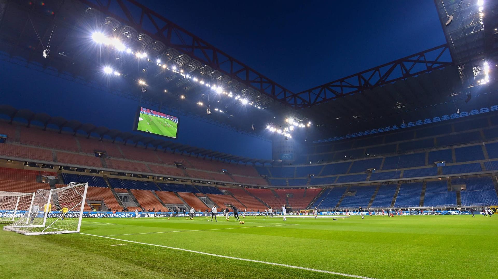 Ein leeres San Siro: So werden die Heimspiele von Inter und AC Mailand vorerst aussehen. Ein leeres San Siro: So werden die Heimspiele von Inter und AC Mailand vorerst aussehen.