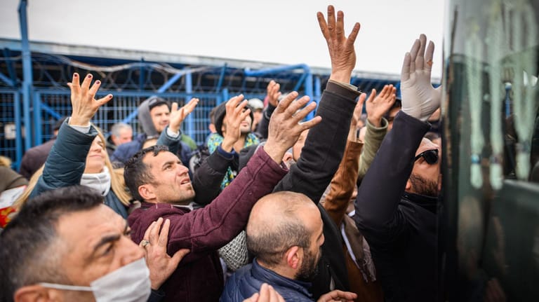Hilfsorganisationen versorgen die Flüchtlinge und Migranten an der türkisch-griechischen Grenze allenfalls mit dem Nötigsten.