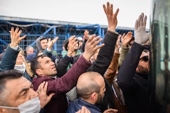 Hilfsorganisationen versorgen die Flüchtlinge und Migranten an der türkisch-griechischen Grenze allenfalls mit dem Nötigsten.