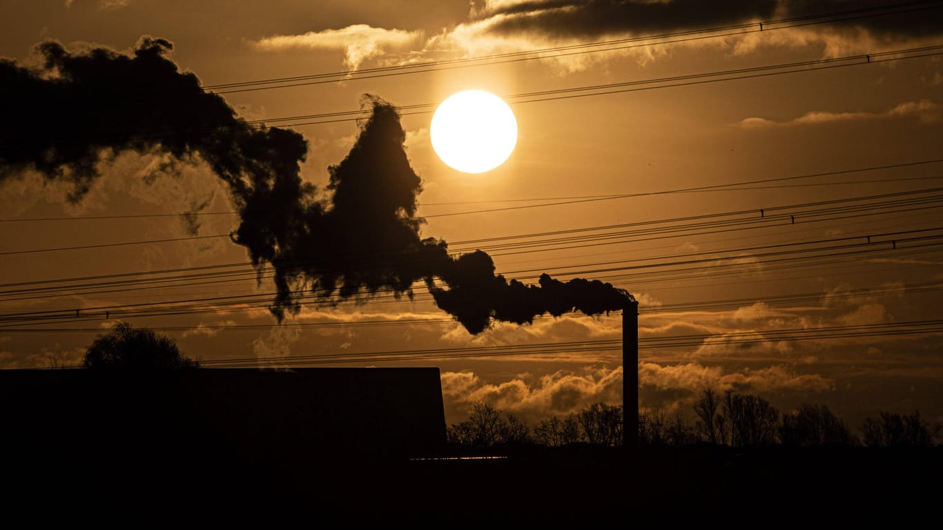 Eine Fabrik bei Sonnenaufgang: Die deutsche Industrie hat im Januar deutlich mehr Aufträge bekommen.