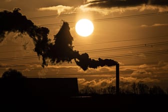 Eine Fabrik bei Sonnenaufgang: Die deutsche Industrie hat im Januar deutlich mehr Aufträge bekommen.