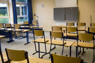 Ein leerer Klassenraum: Weil sich viele Lehrer krankmeldeten, musste der Unterricht an einer Düsseldorfer Schule ausfallen.