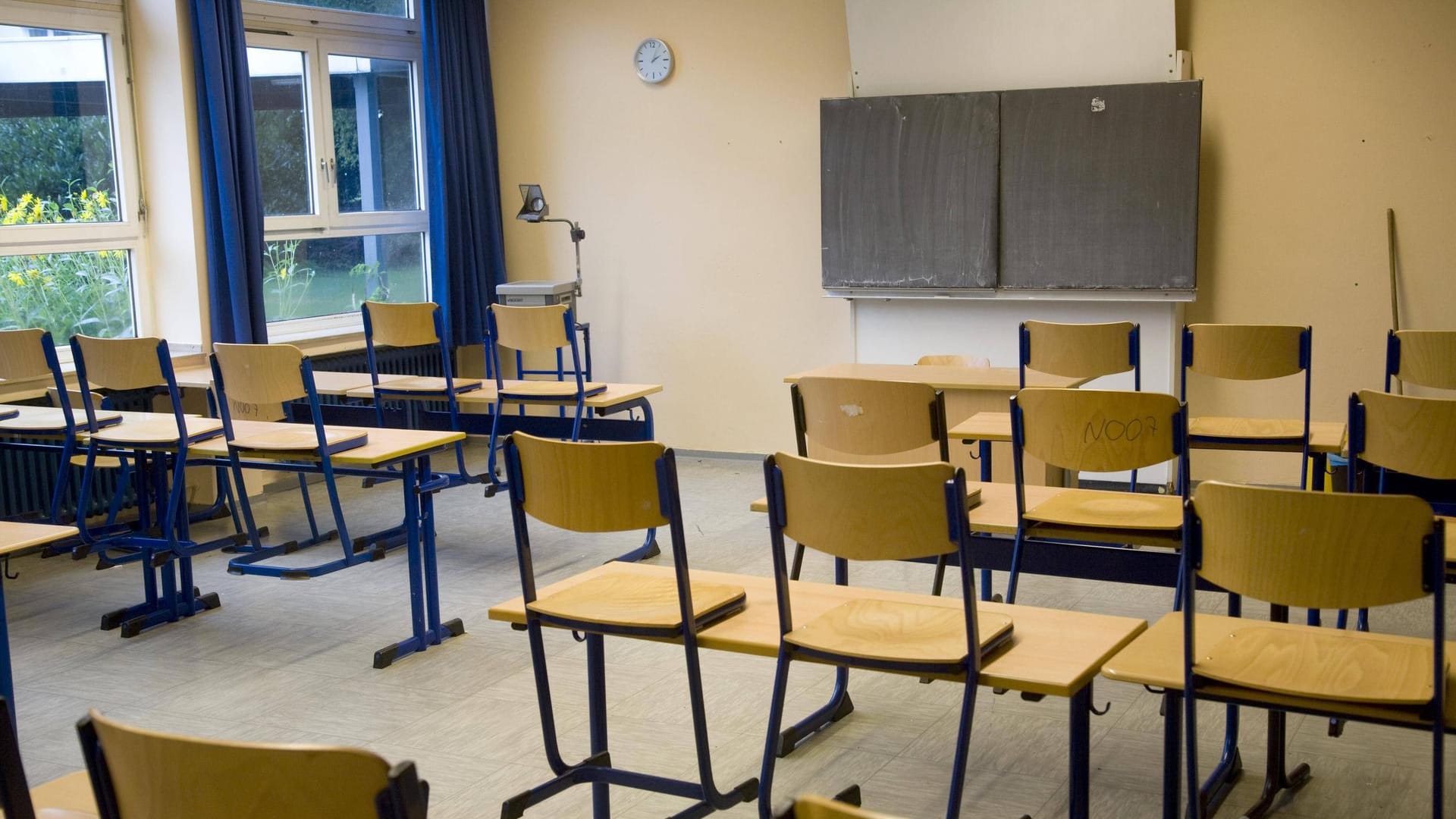 Ein leerer Klassenraum: Weil sich viele Lehrer krankmeldeten, musste der Unterricht an einer Düsseldorfer Schule ausfallen.