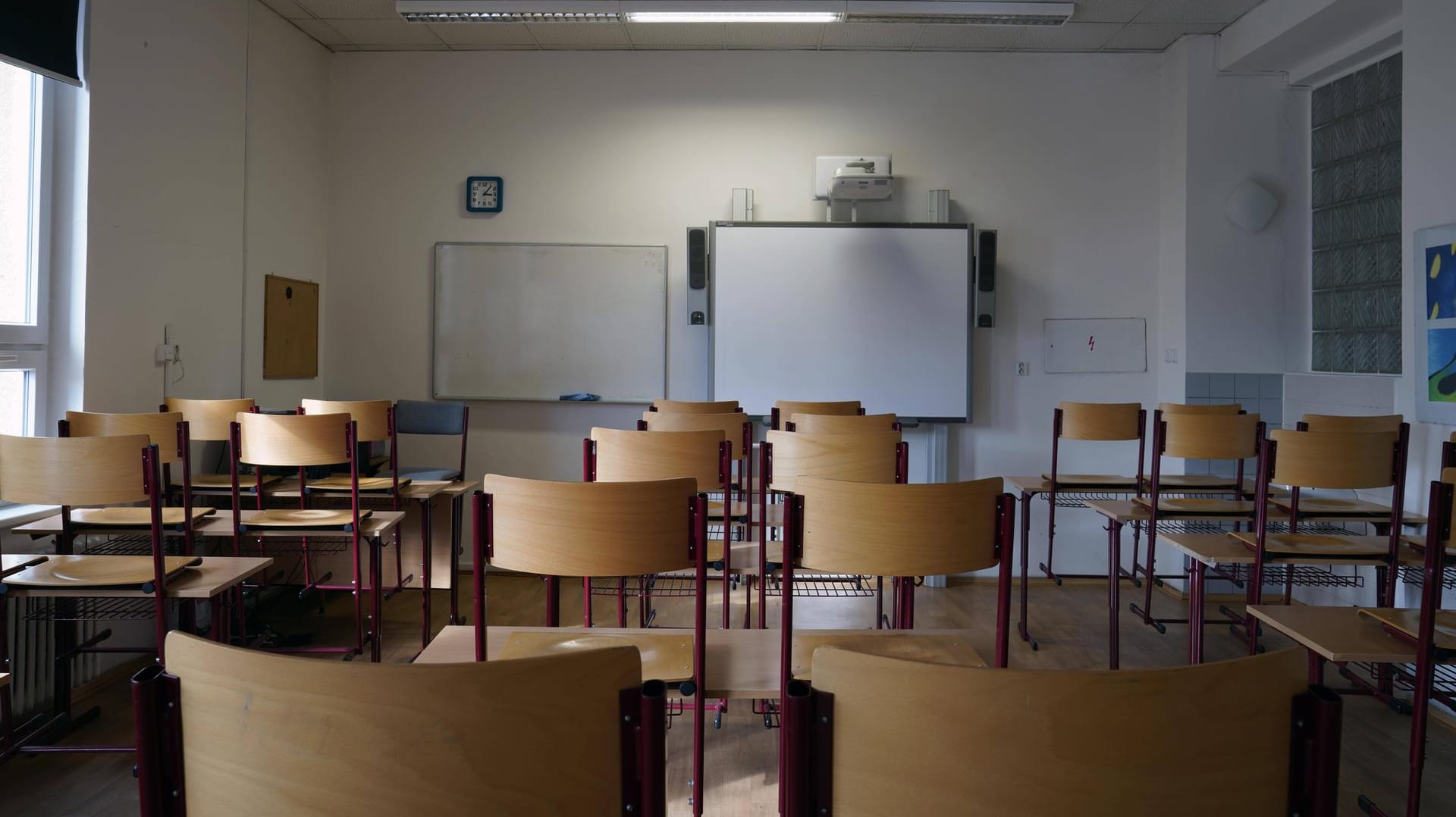 Leerer Klassenraum: Eigentlich sollte der Schulunterricht stattfinden – doch es meldeten sich so viele Lehrer krank, dass die Schule nun doch ausfällt (Symbolfoto).