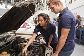 Kollegen mit Unterschied: Eine neue Studie belegt, dass Frauen und Männer trotz gleicher Voraussetzungen weiterhin nicht dasselbe verdienen.