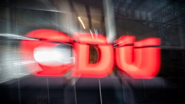 Das CDU-Logo prangt an der Parteizentrale, dem Konrad-Adenauer-Haus, in Berlin. Das CDU-Logo prangt an der Parteizentrale, dem Konrad-Adenauer-Haus, in Berlin.