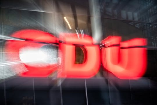 Das CDU-Logo prangt an der Parteizentrale, dem Konrad-Adenauer-Haus, in Berlin.