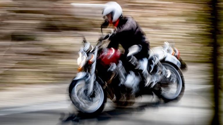 Vorsicht bei Seitenwind: Starke Böen können Motorradfahrer aus der Spur schieben.