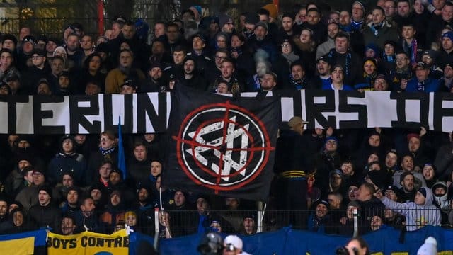 Fans protestierten während des Pokalspiels des 1. Fans protestierten während des Pokalspiels des 1.