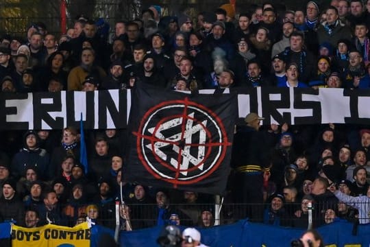 Fans protestierten während des Pokalspiels des 1.