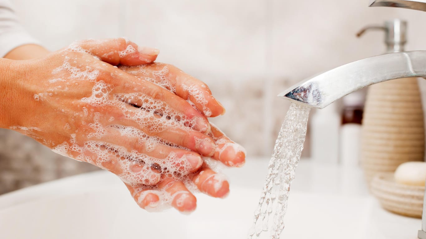 Hände waschen: Gute Handhygiene hilft gegen die Verbreitung von Krankheitserregern.