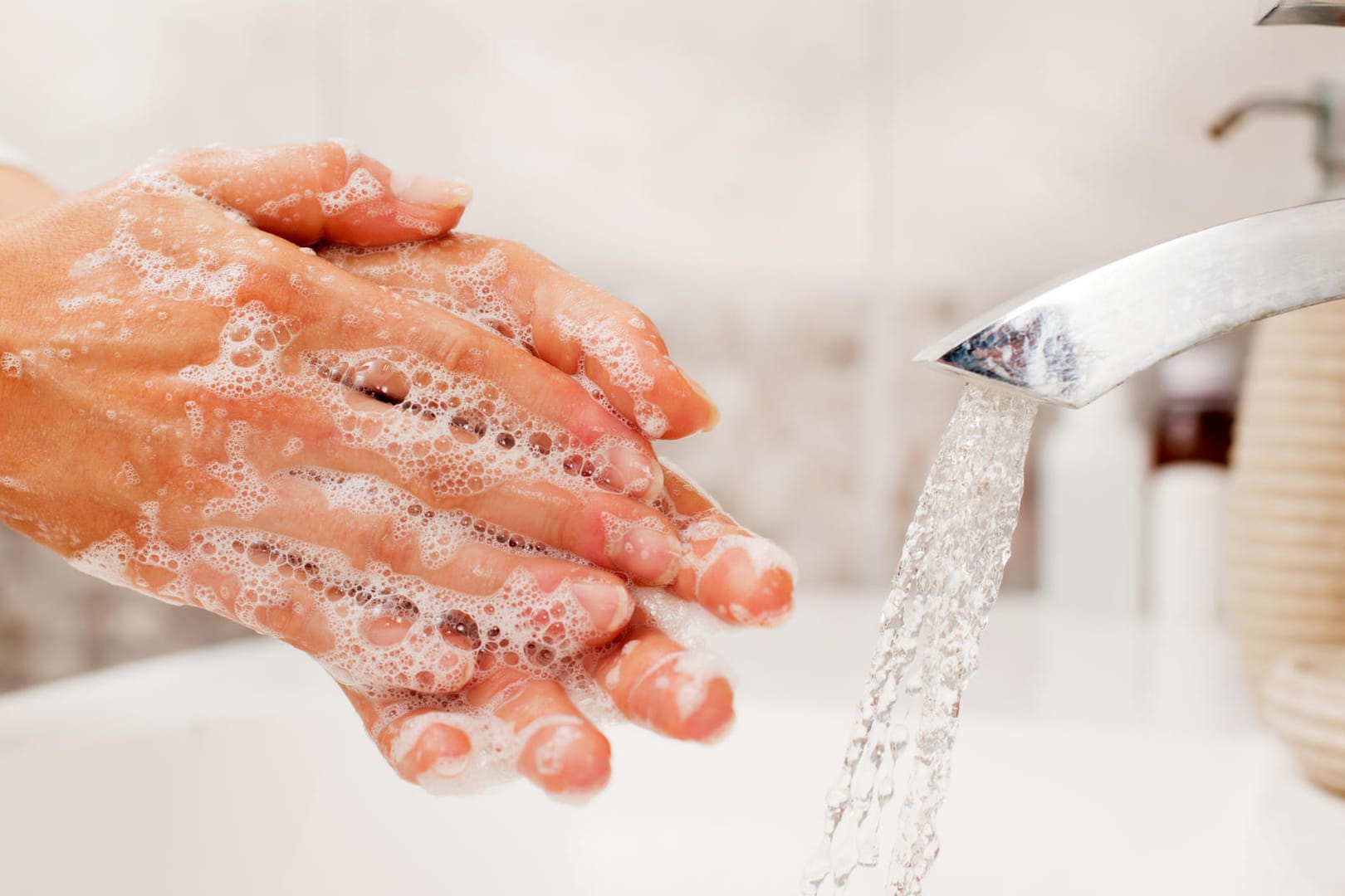 Hände waschen: Gute Handhygiene hilft gegen die Verbreitung von Krankheitserregern.