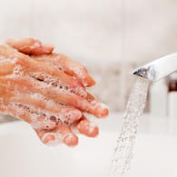 Hände waschen: Gute Handhygiene hilft gegen die Verbreitung von Krankheitserregern.