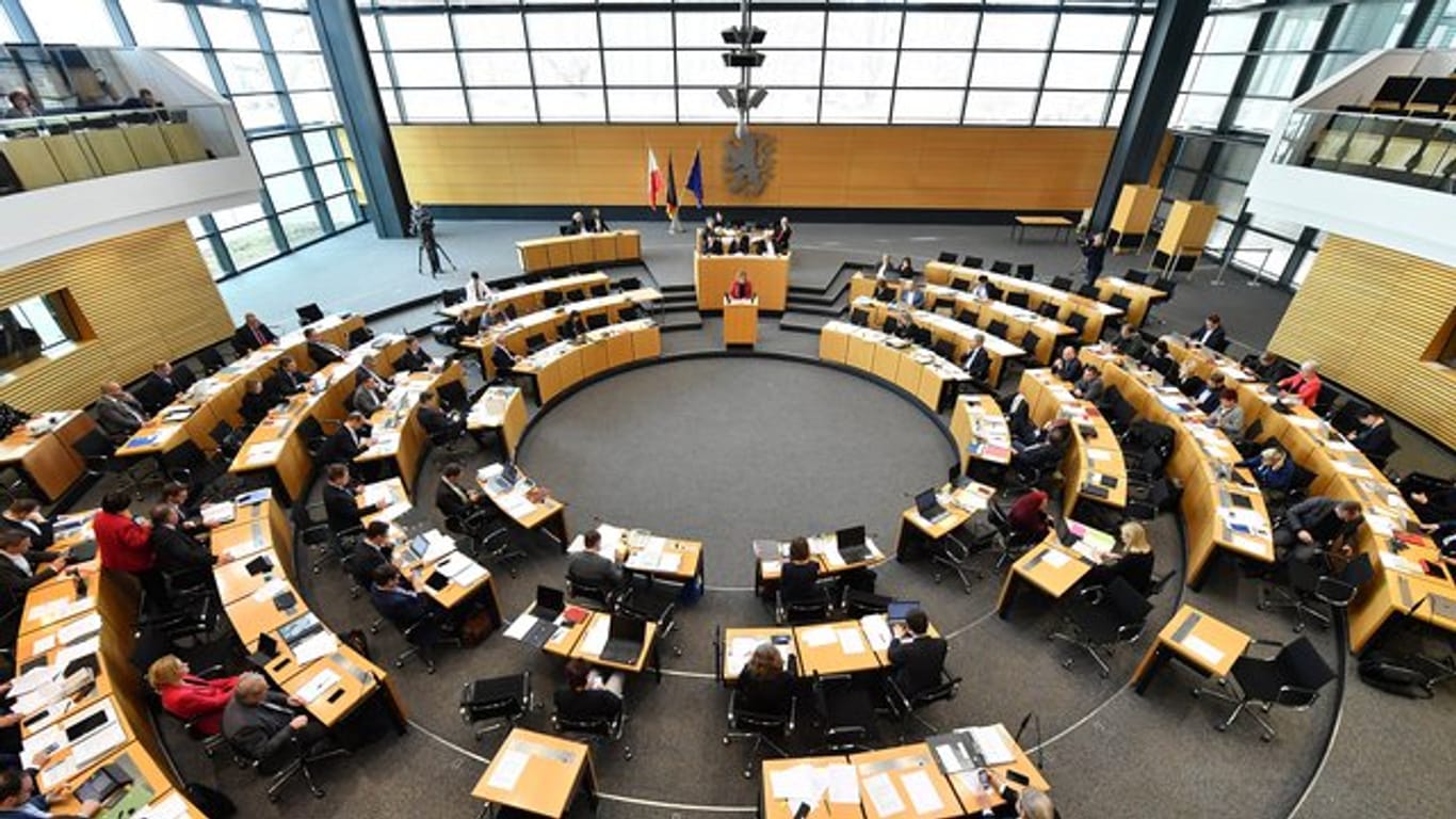 Im Landtag in Erfurt wurde ein Investitionspaket für Thüringens Kommunen mit einem Volumen von 568 Millionen Euro beschlossen - auch mit den Stimmen von CDU und FDP.