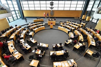 Im Landtag in Erfurt wurde ein Investitionspaket für Thüringens Kommunen mit einem Volumen von 568 Millionen Euro beschlossen - auch mit den Stimmen von CDU und FDP.