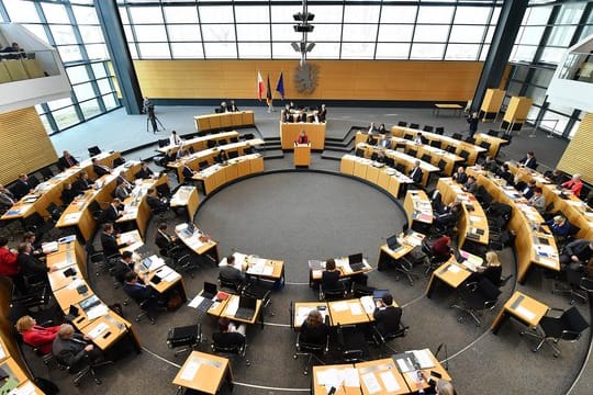 Im Landtag in Erfurt wurde ein Investitionspaket für Thüringens Kommunen mit einem Volumen von 568 Millionen Euro beschlossen - auch mit den Stimmen von CDU und FDP.