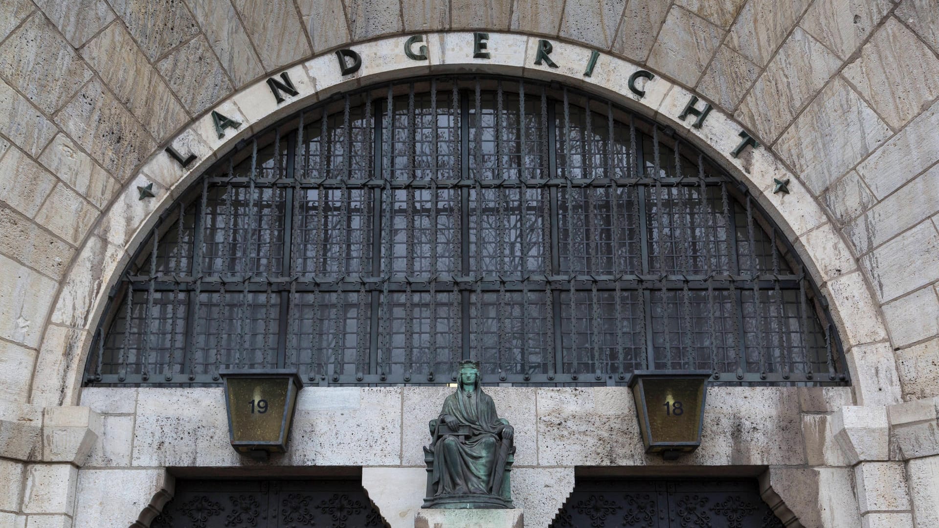 Landgericht Berlin: Vor der Schwurgerichtskammer hat die Berliner Staatsanwaltschaft Anklage gegen den mutmaßlichen Mörder des Professors Fritz von Weizsäcker erhoben.