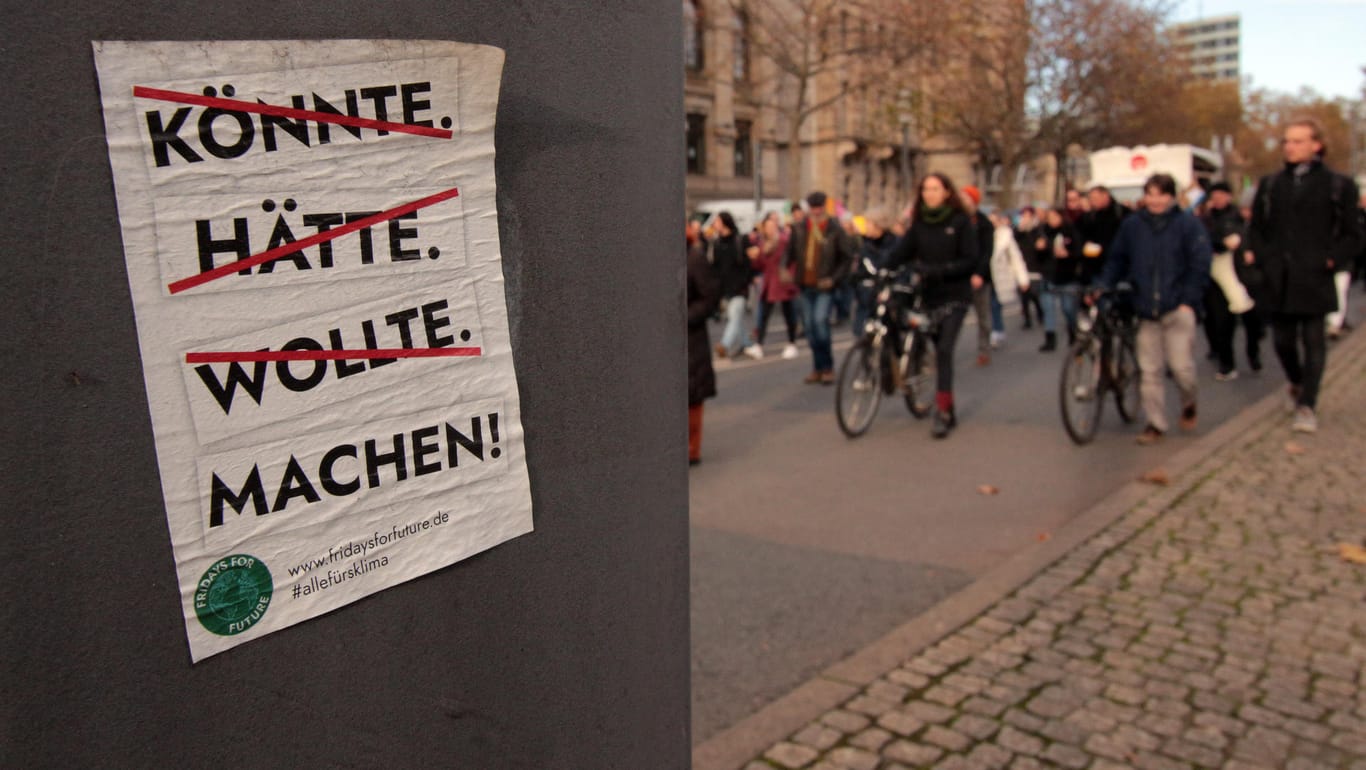 Unter dem Hashtag #NeustartKlima fand im Rahmen des globalen Klimastreik s eine Demonstration der Bewegung Fridays For Future in Frankfurt statt, Hessen, Deutschland.