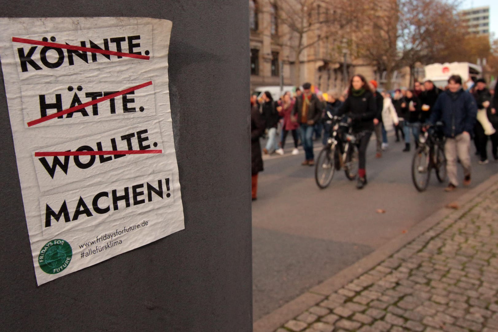 Unter dem Hashtag #NeustartKlima fand im Rahmen des globalen Klimastreik s eine Demonstration der Bewegung Fridays For Future in Frankfurt statt, Hessen, Deutschland.