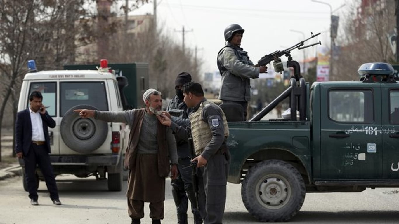 Sicherheitspersonal blockiert die Straße in der Nähe des Anschlagortes in Kabul.