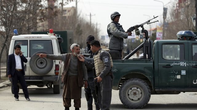 Sicherheitspersonal blockiert die Straße in der Nähe des Anschlagortes in Kabul. Sicherheitspersonal blockiert die Straße in der Nähe des Anschlagortes in Kabul.