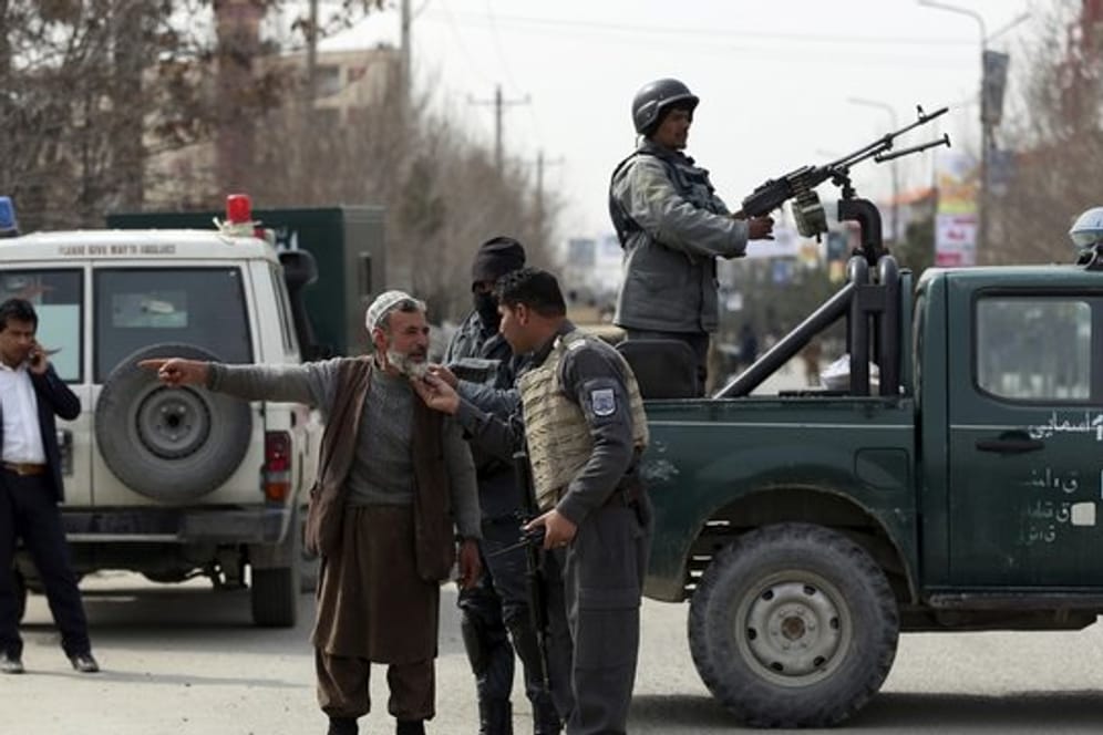 Sicherheitspersonal blockiert die Straße in der Nähe des Anschlagortes in Kabul.