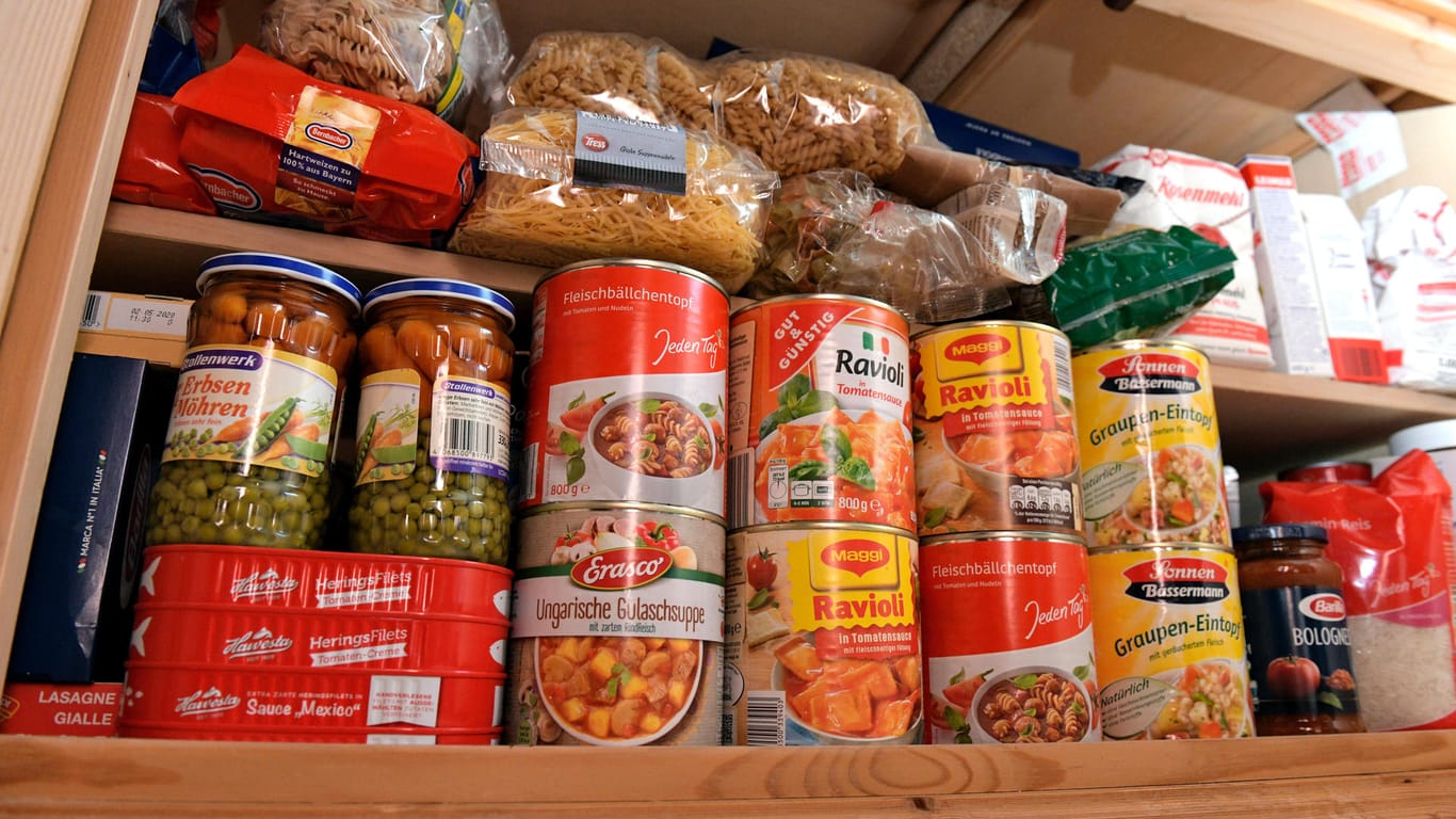Vorratsschrank: Nudeln, Reis und Co., die in festen Kunststofftüten verpackt sind, können Sie ohne bedenken im Keller oder Ihrer Speisekammer lagern.