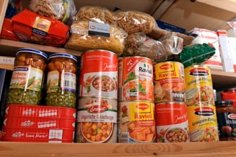 Vorratsschrank: Nudeln, Reis und Co., die in festen Kunststofftüten verpackt sind, können Sie ohne bedenken im Keller oder Ihrer Speisekammer lagern.