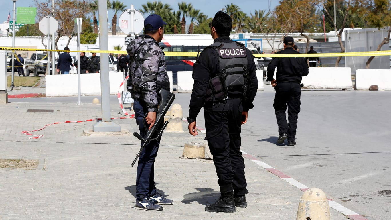 Explosion in Tunis: Ein Selbtmordattentäter hat eine Polizeiwache auf dem Gelände der US-Botschaft angegriffen.